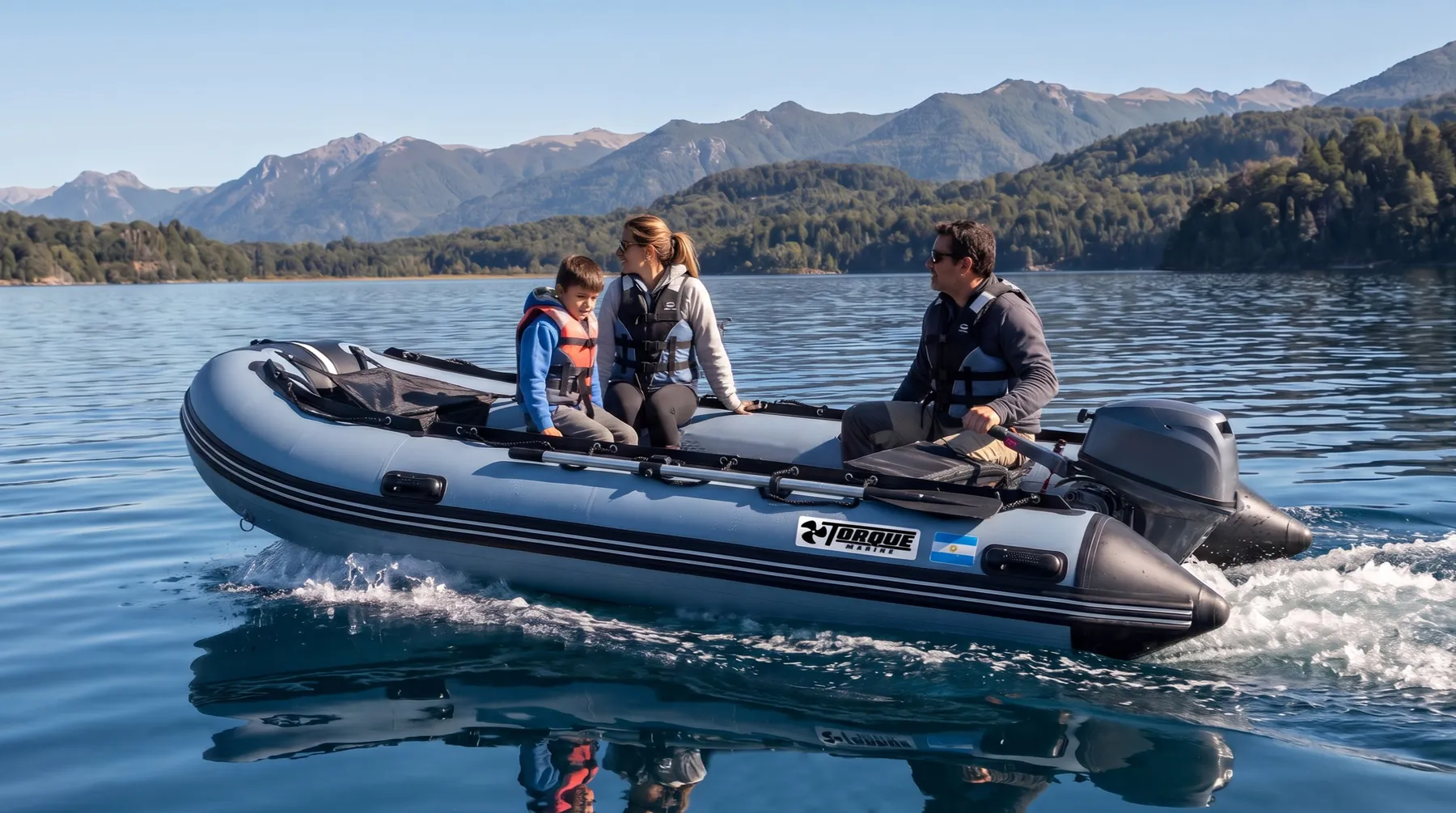Familia navegando en un gomón Torque Marine por un lago de montaña