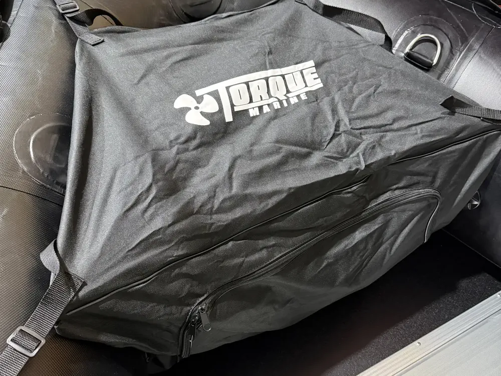Tambucho de proa con el logo de Torque Marine, sujeto a la proa del gomón