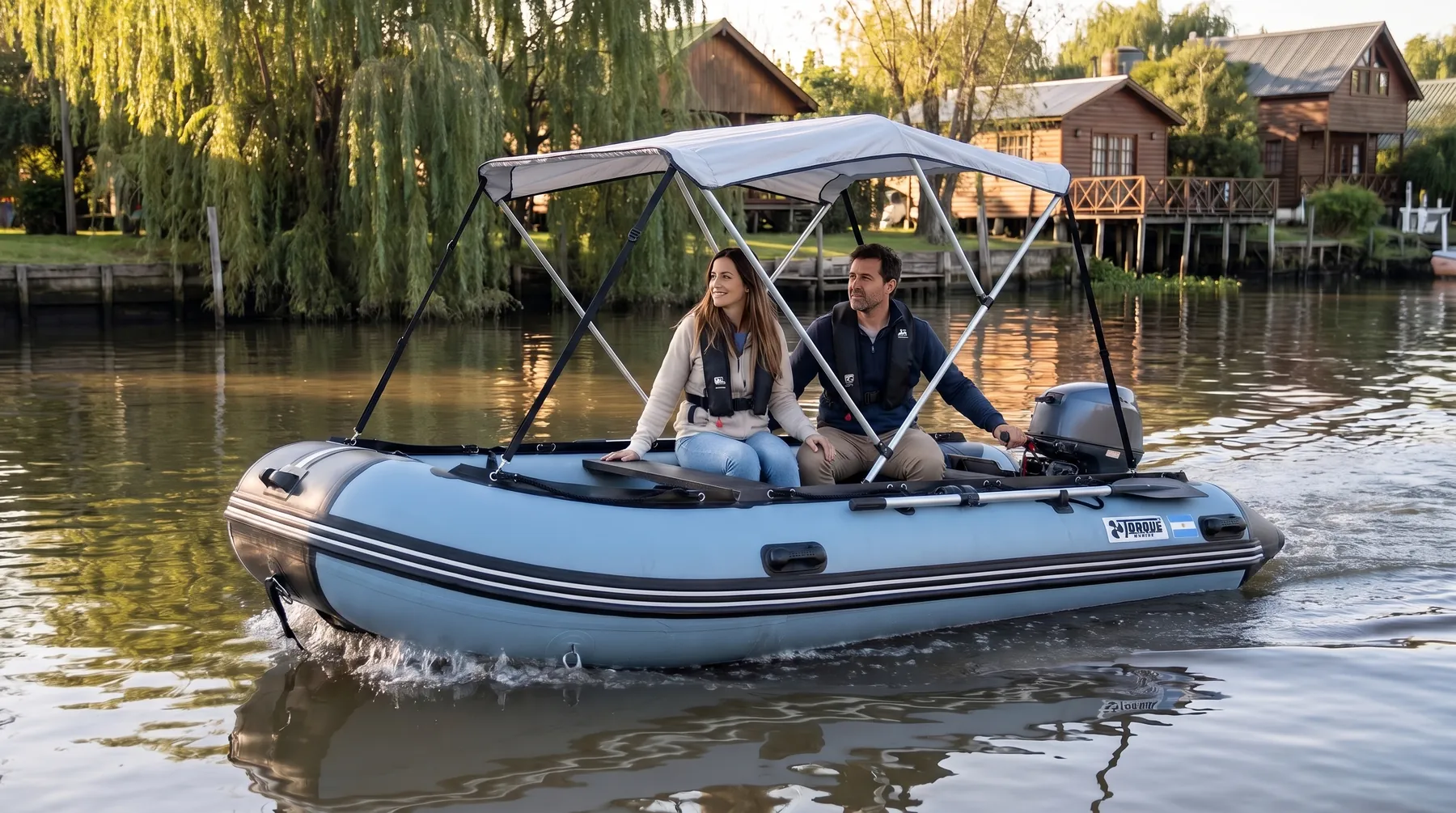 Pareja navegando bajo la toldilla del gomón en un río del delta